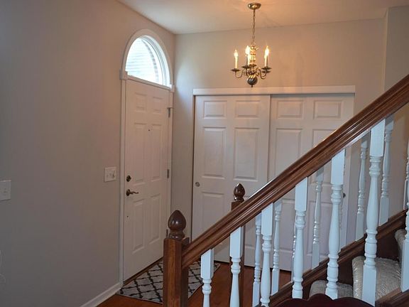 3rd image of 445 Maplebrooke Dr E