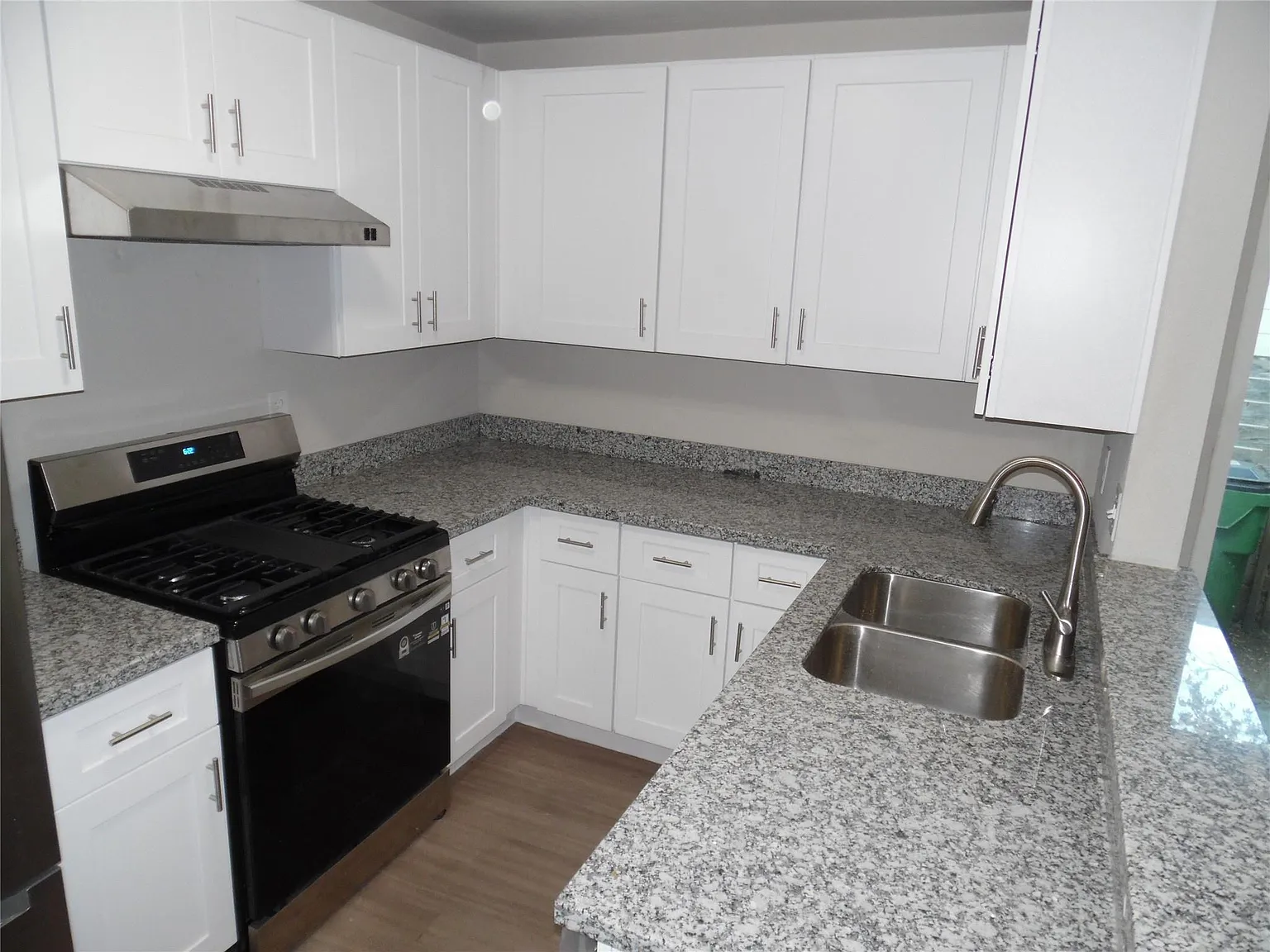 3 bed, 1.0 bath, 860 sqft, $1,695 — Photo 4