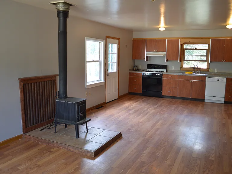 483 N Pine St — Photo 2