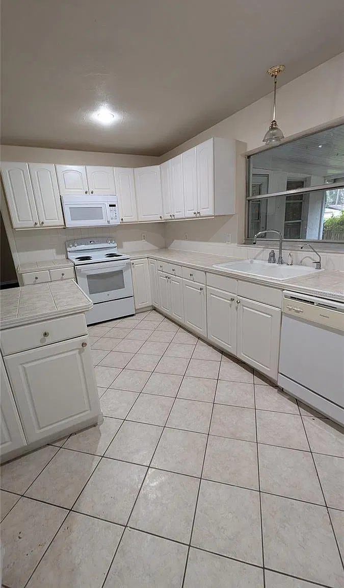 3 bed, 2.0 bath, 1487 sqft, $1,800 — Photo 3