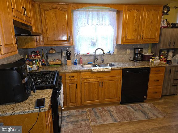 3rd image of 821 Whitner Rd
