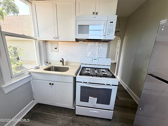 4th image of 37 2nd Ave APT 6