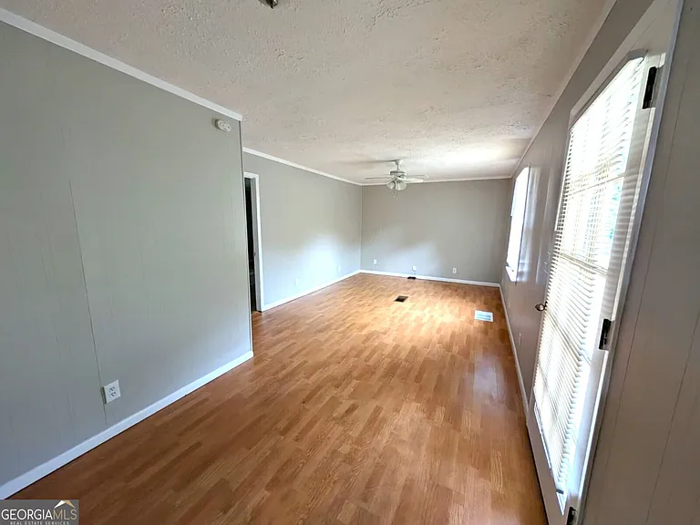 218 Wallis St — Photo 9