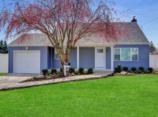 168 Weeks Rd, North Babylon, NY 11703