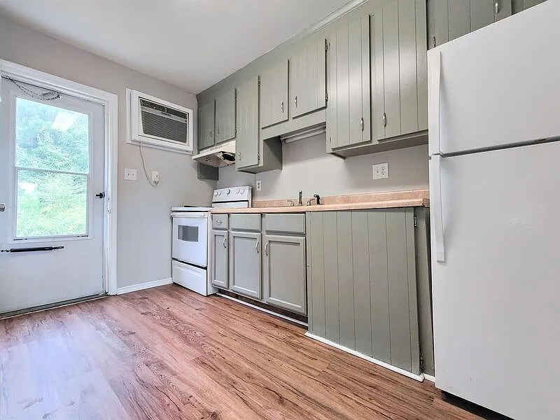2 bed, 1.0 bath, 900 sqft, $800 — Photo 2