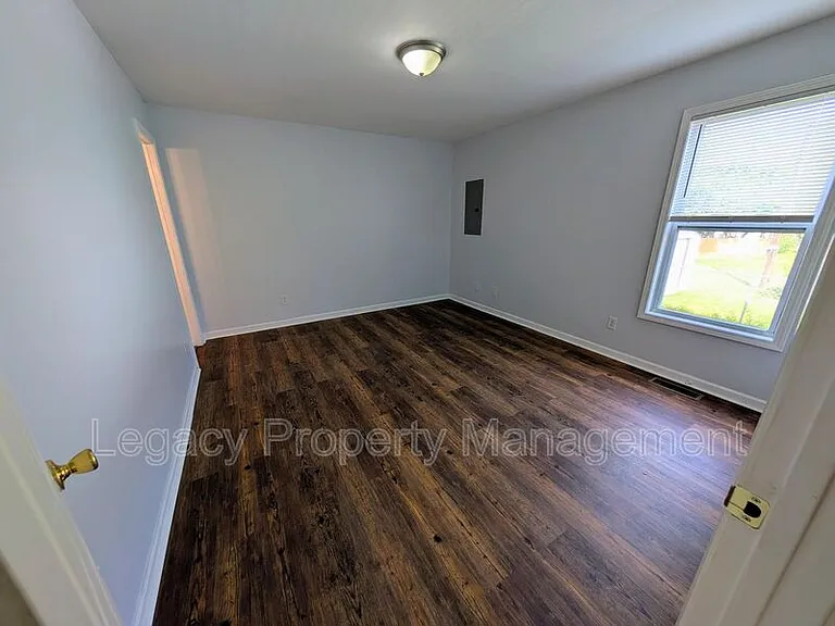 527 S Anthony St — Photo 7