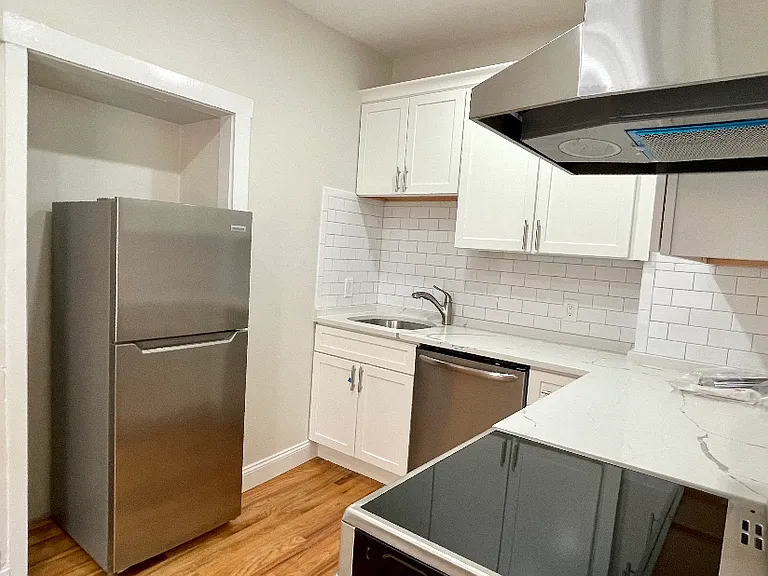 13 Anderson St #2 — Photo 3
