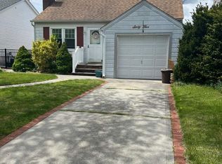 65 Biltmore Blvd, Massapequa, NY 11758