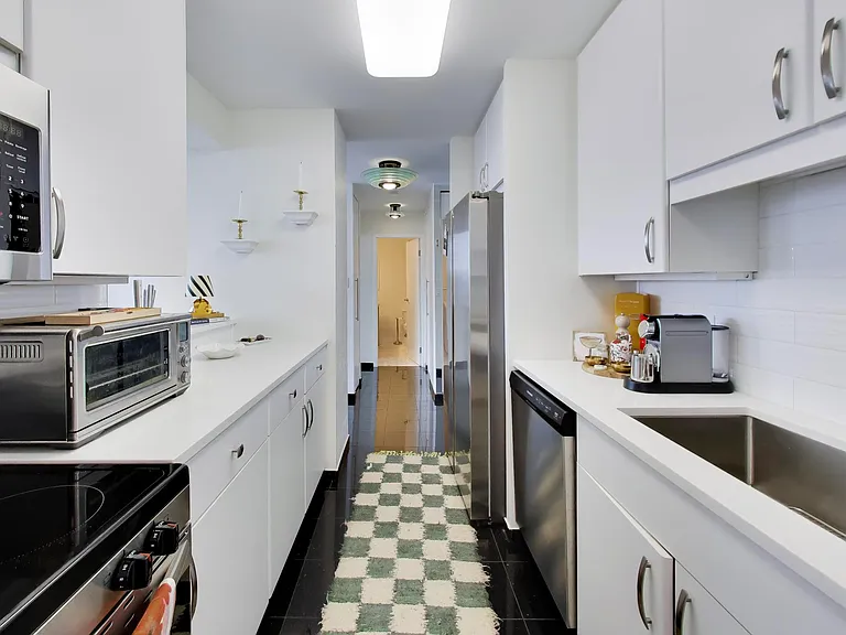111 E Chestnut St #35J — Photo 6