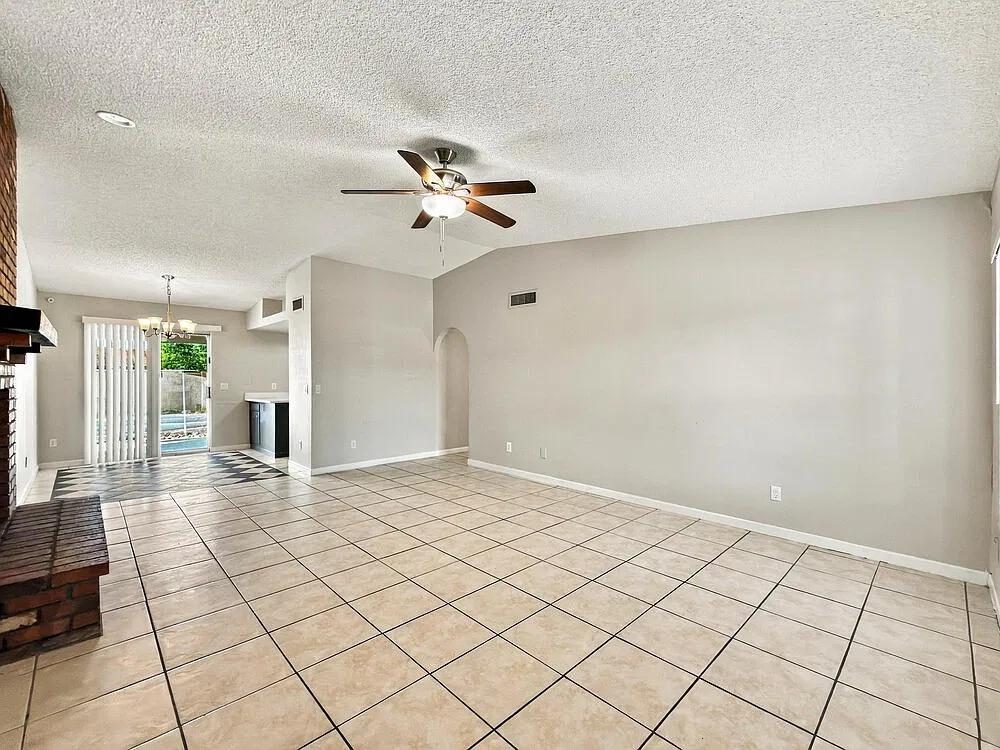 3 bed, 2.0 bath, 1361 sqft, $2,275 — Photo 4