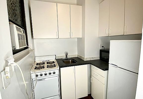 5th image of 266 W 21st St #1E1