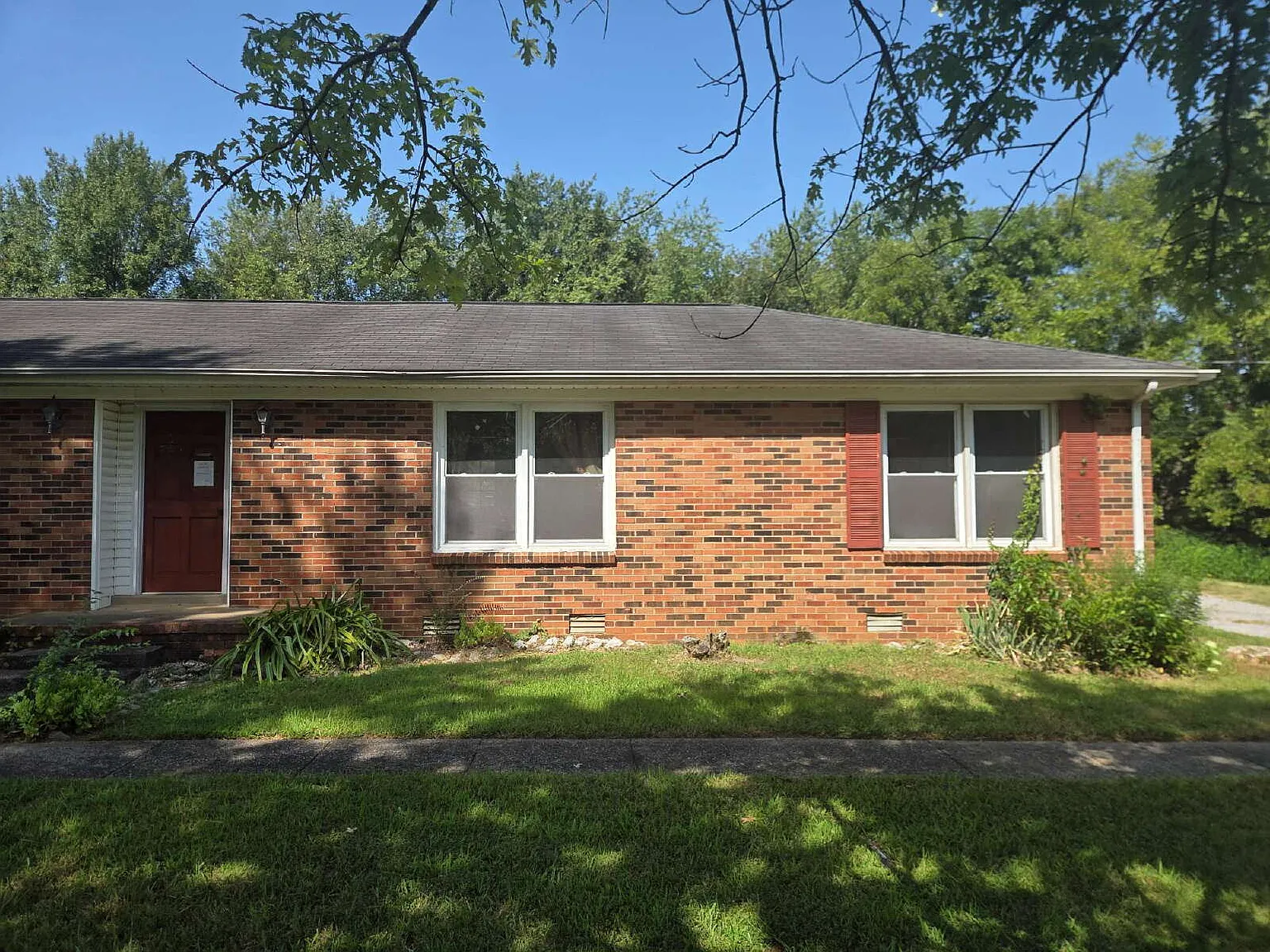 2 bed, 1.0 bath, 800 sqft, $1,349 — Photo 2