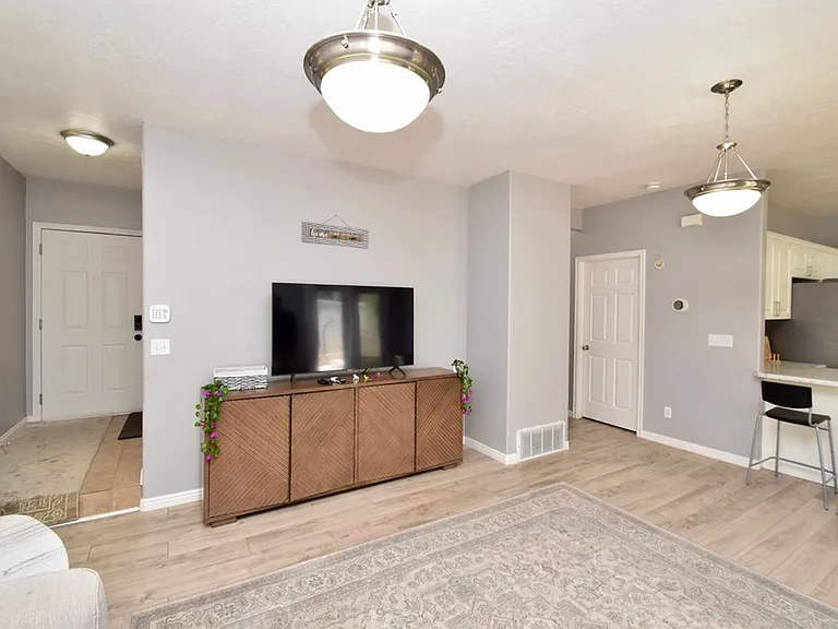 1555 Wynview Ln — Photo 4