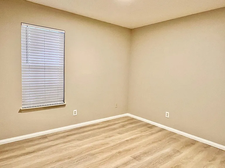 4420 Eastpointe Dr — Photo 6
