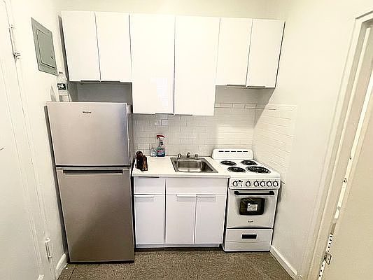 3rd image of 403 W 44th St APT 4A
