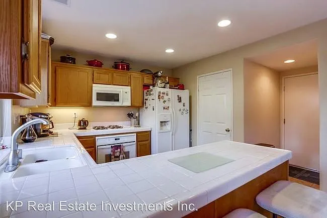 3 bed, 2.5 bath, 1532 sqft, $3,750 — Photo 4