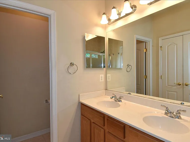 7810 Locust Leaf Ln — Photo 35
