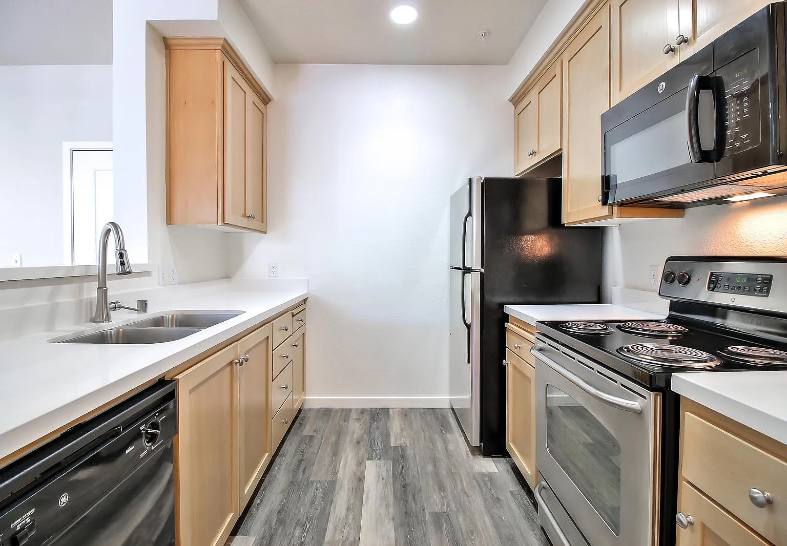 Buckingham Place Apartments — Photo 1
