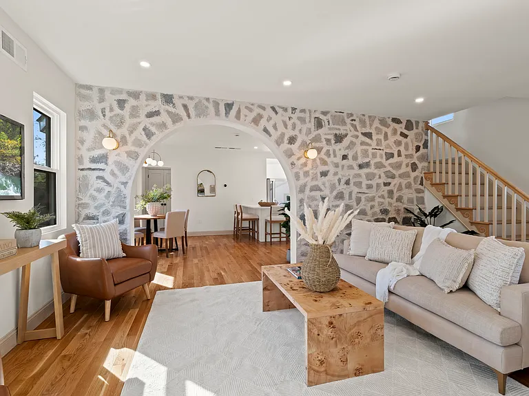 20 E Oakland Ave E — Photo 8