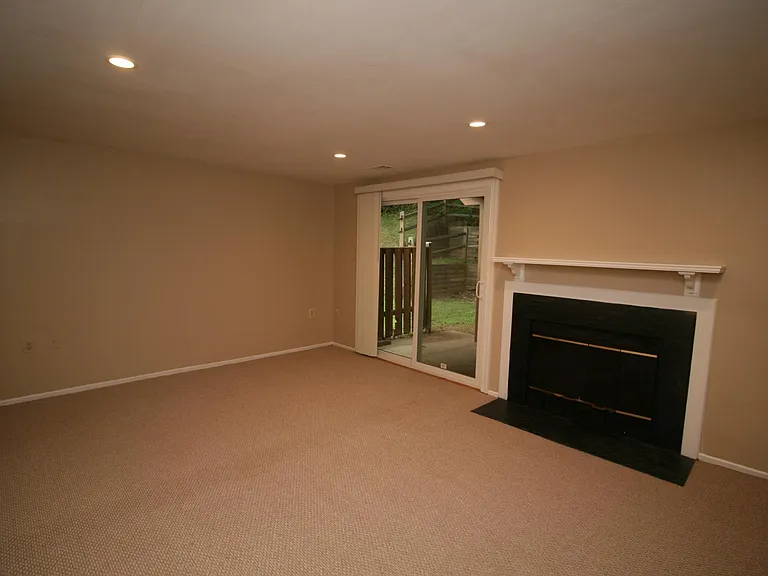 512 Suffield Dr — Photo 29