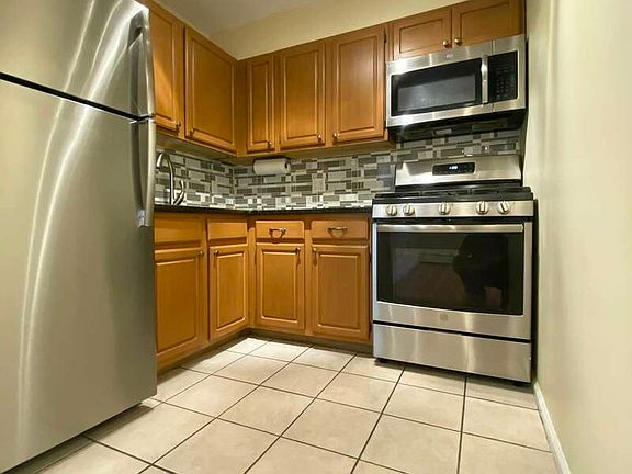 3rd image of 8 N Portland Ave #1
