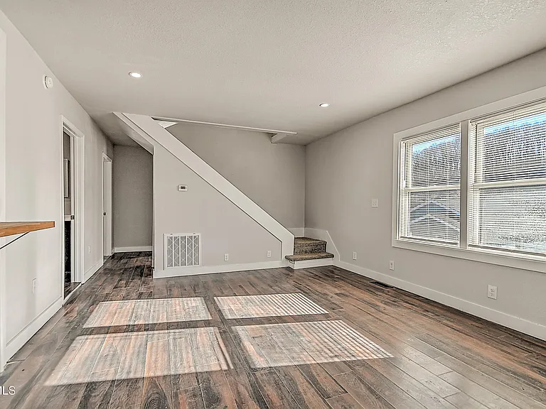 488 Virgil Ave — Photo 3
