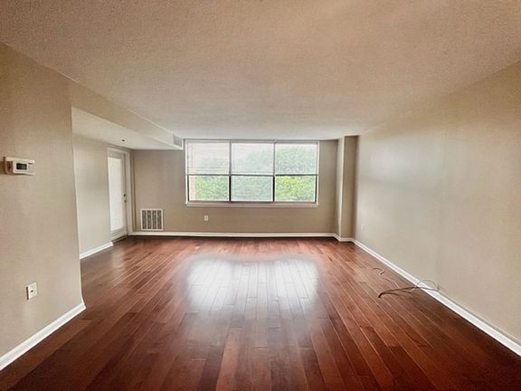 3rd image of 10101 Grosvenor Pl APT 817