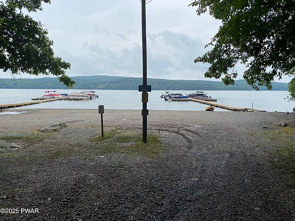 4th image of 590 Evergreen Dr