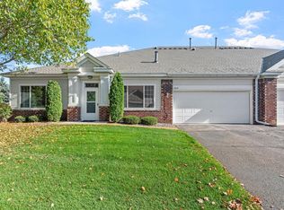 5919 Prairie Ridge Dr, Shoreview, MN 55126