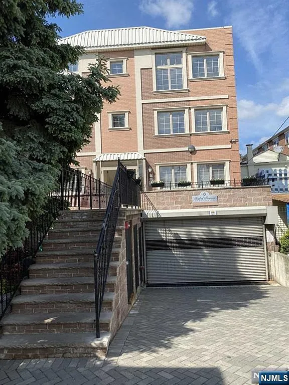 1 bed, 1.0 bath, $2,300 — Photo 1