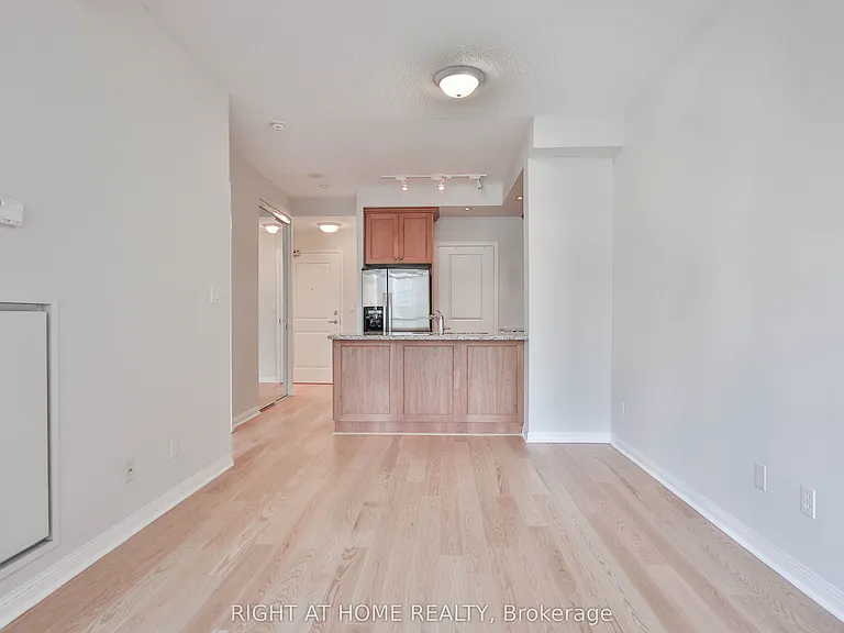 900 Mount Pleasant Rd #411 — Photo 2