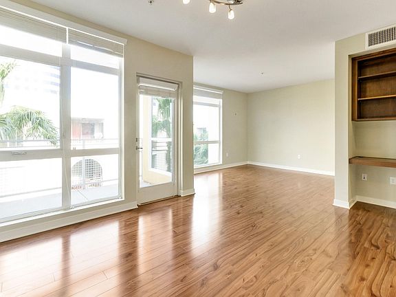 4th image of 21301 Erwin St Unit 528