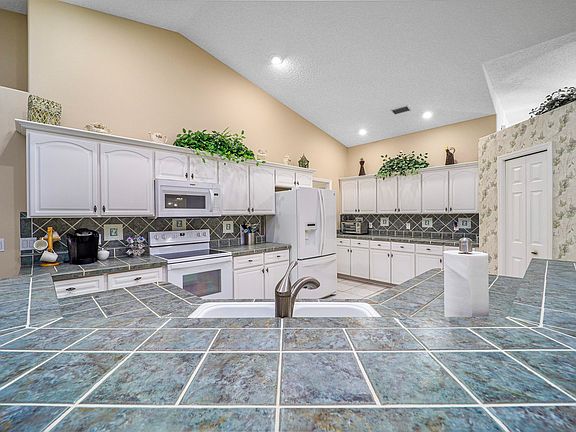 4th image of 5 Bassett Ln