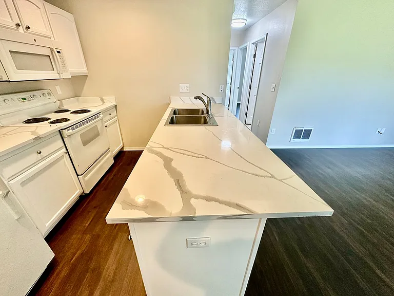 3130 Meadow Glen Ln — Photo 6