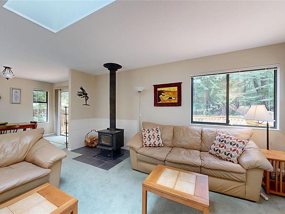 4th image of 920 Carmen Cres