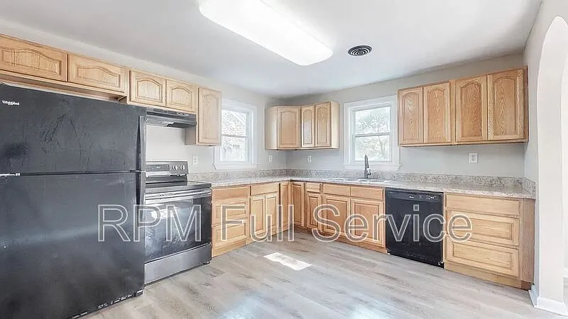 3 bed, 1.0 bath, 1488 sqft, $1,950 — Photo 3