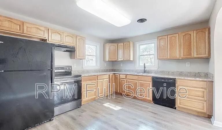 246 E Woodrow St — Photo 3