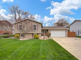 526 Maple Ln, Darien, IL 60561