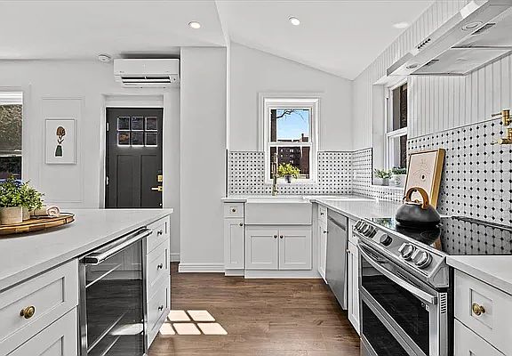 5th image of 433 E 32nd St