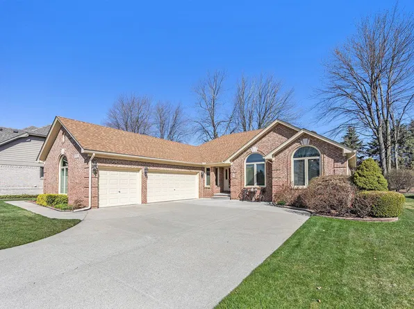 18561 Sumpter Forest Dr, Macomb, MI 48042