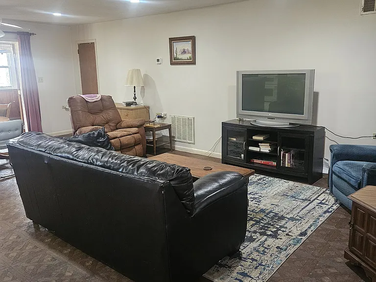 5240 Drury Ln — Photo 3