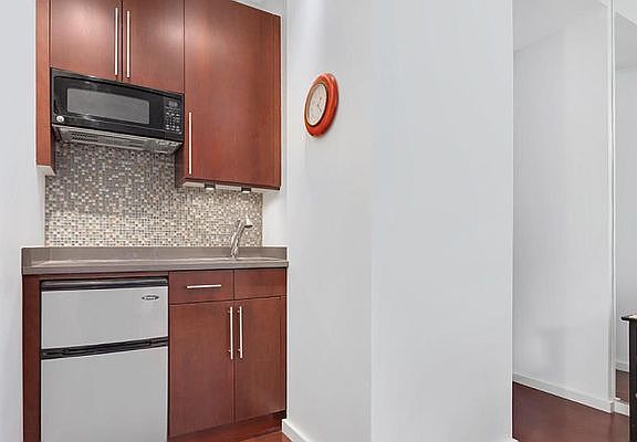 5th image of 146 W 57th St APT 32N