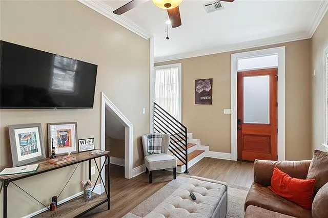 2403 S Saratoga St — Photo 3