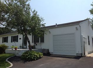 90 Jamie St, Islip Terrace, NY 11752