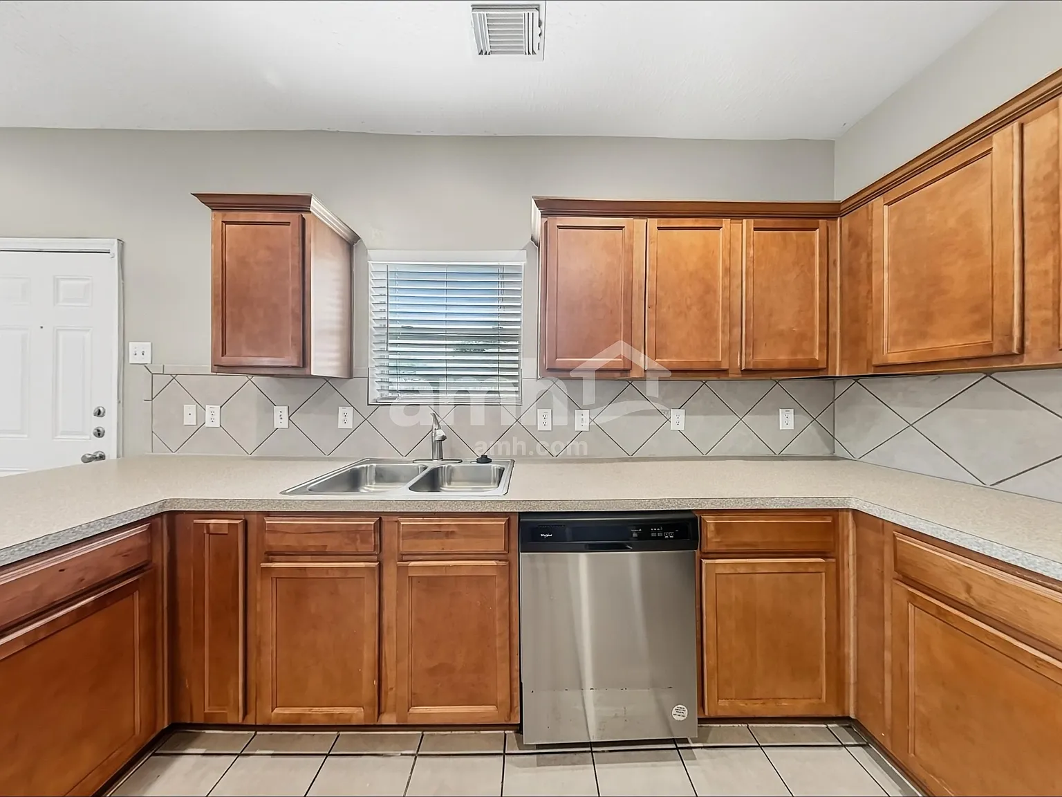 4 bed, 2.5 bath, 2294 sqft, $2,225 — Photo 4