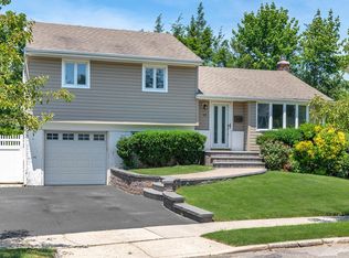 12 Holly Dr, Syosset, NY 11791