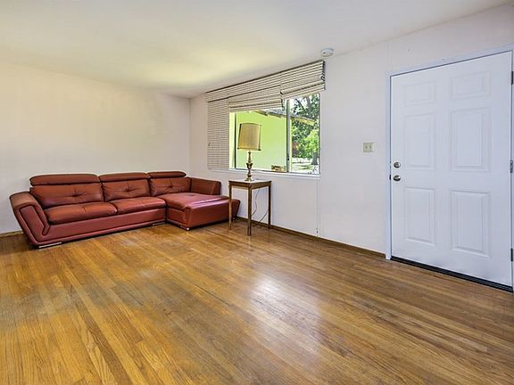 5th image of 2836 Park View Dr