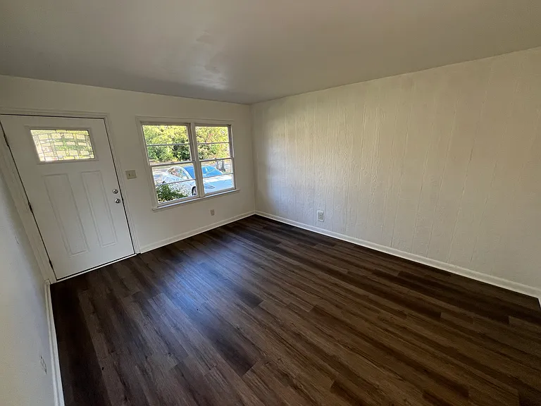 225 Meadowridge Dr — Photo 4