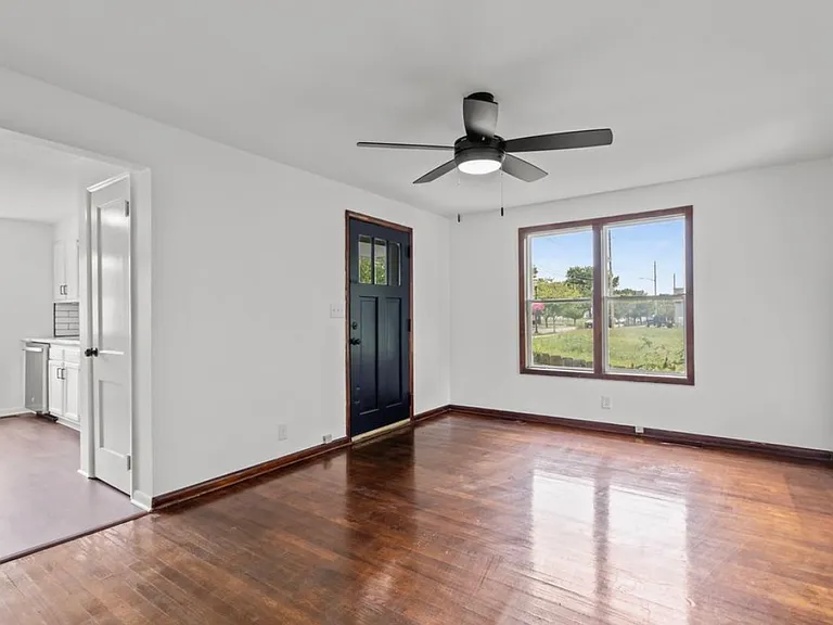 404 E Vaile Ave — Photo 4