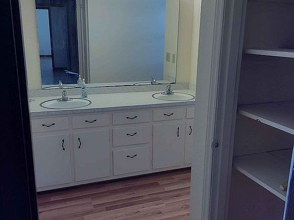 3rd image of 5940 Country Ln